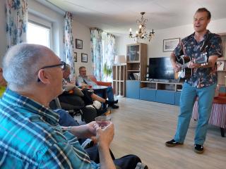 Maarten Teekens als geluksbrenger bij Woon en Zorgcentrum De Merwelanden